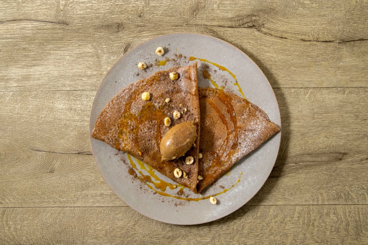 クレープ・ショコラ (アールグレイ風味のガナッシュ、オレンジキャラメルソース、ヘーゼルナッツ)