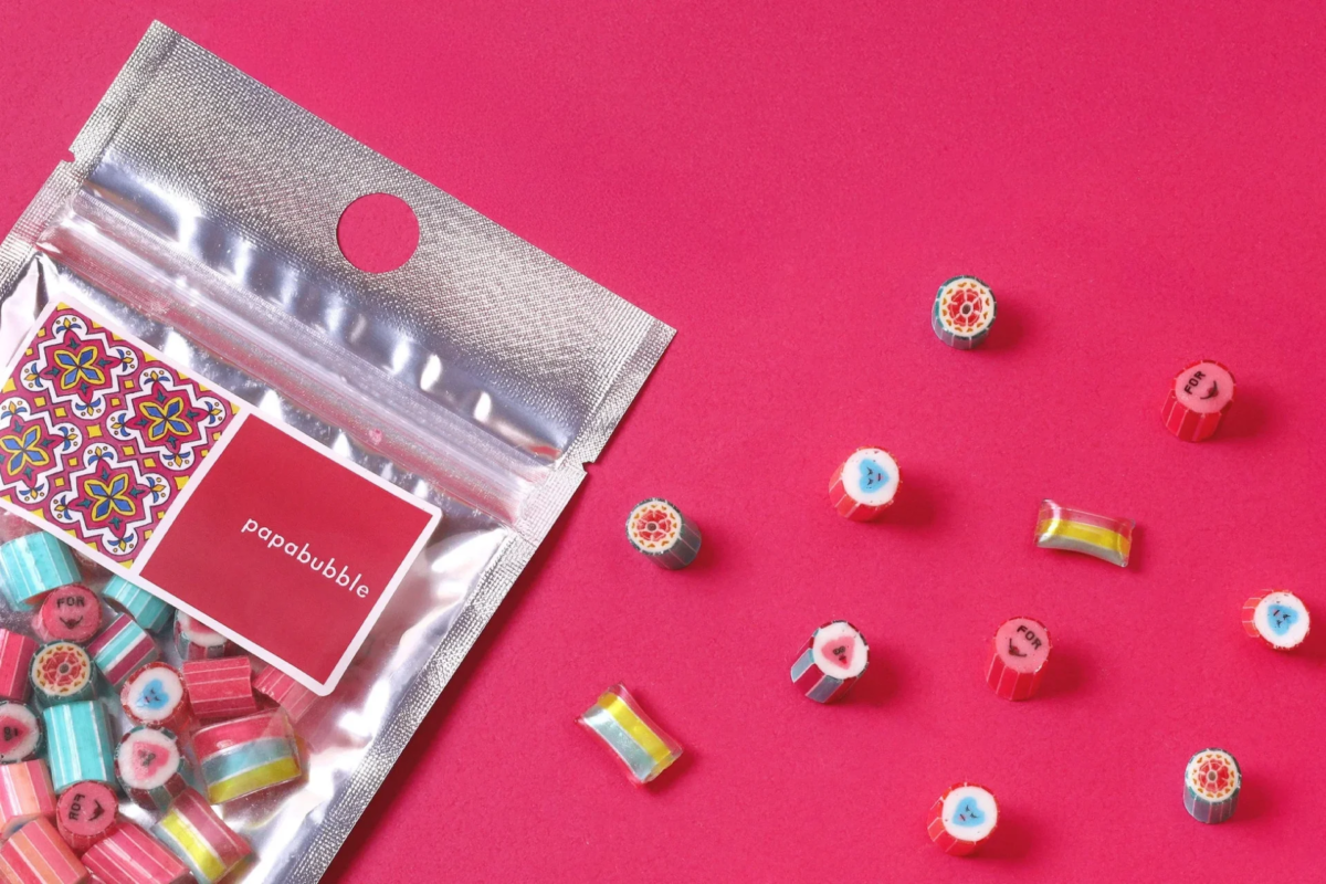 カラフルなパパブブレのキャンディが入った銀色の袋