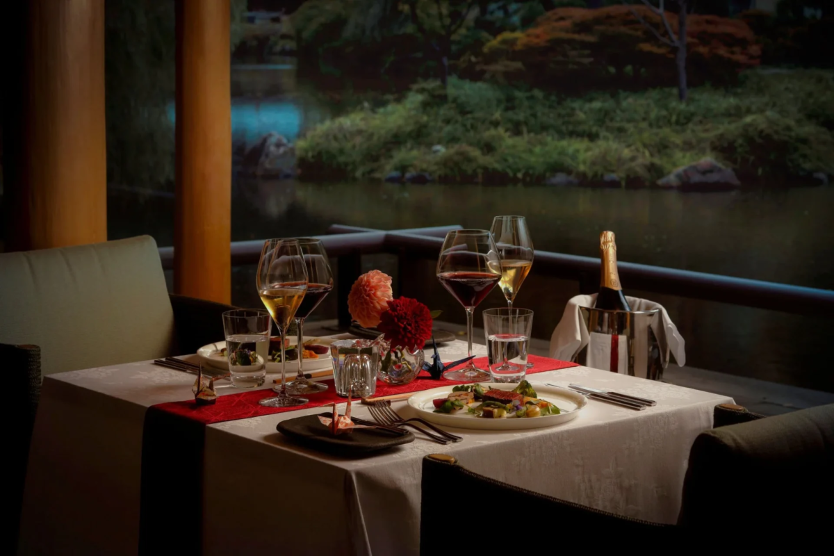 日本庭園を望むレストランでの豪華なディナー