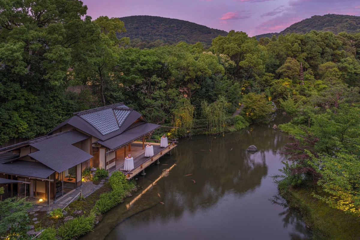 夕暮れの美しい日本庭園