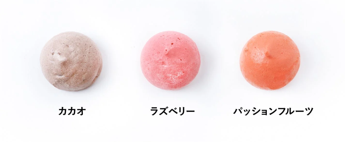 白背景に3つの異なるフレーバーの丸いお菓子