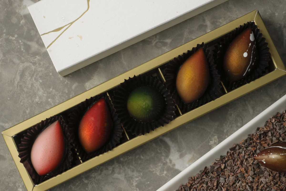 美しいボンボンショコラが並んだギフトボックス