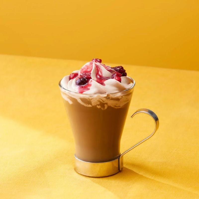 ホイップクリームとベリーがトッピングされたほうじ茶ショコラベリーラテ