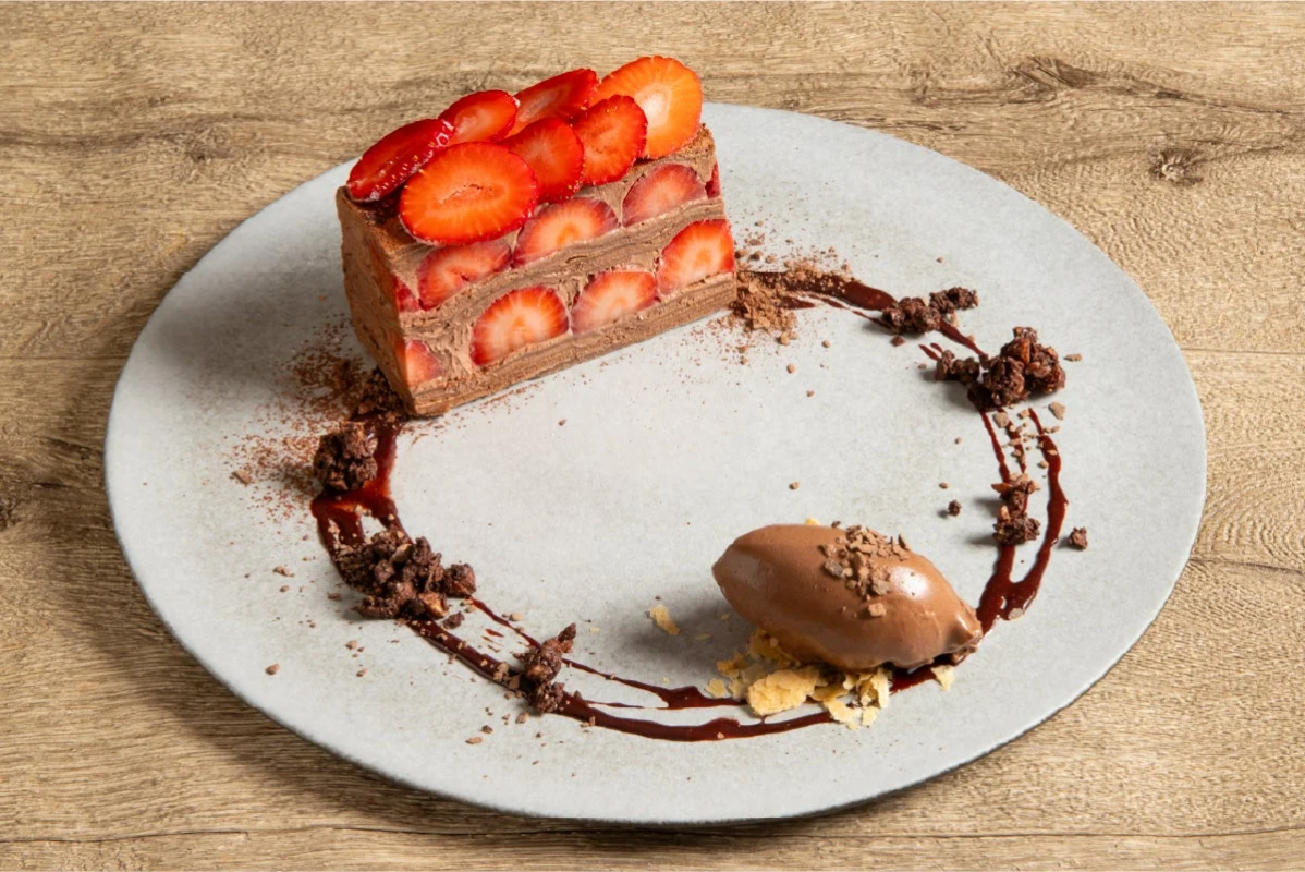 冬苺とガナッシュクリームのミルクレープ・ショコラ チョコレートアイス添え