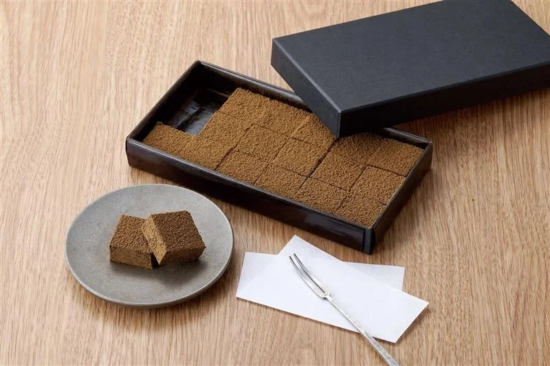 生チョコレートの箱と小皿