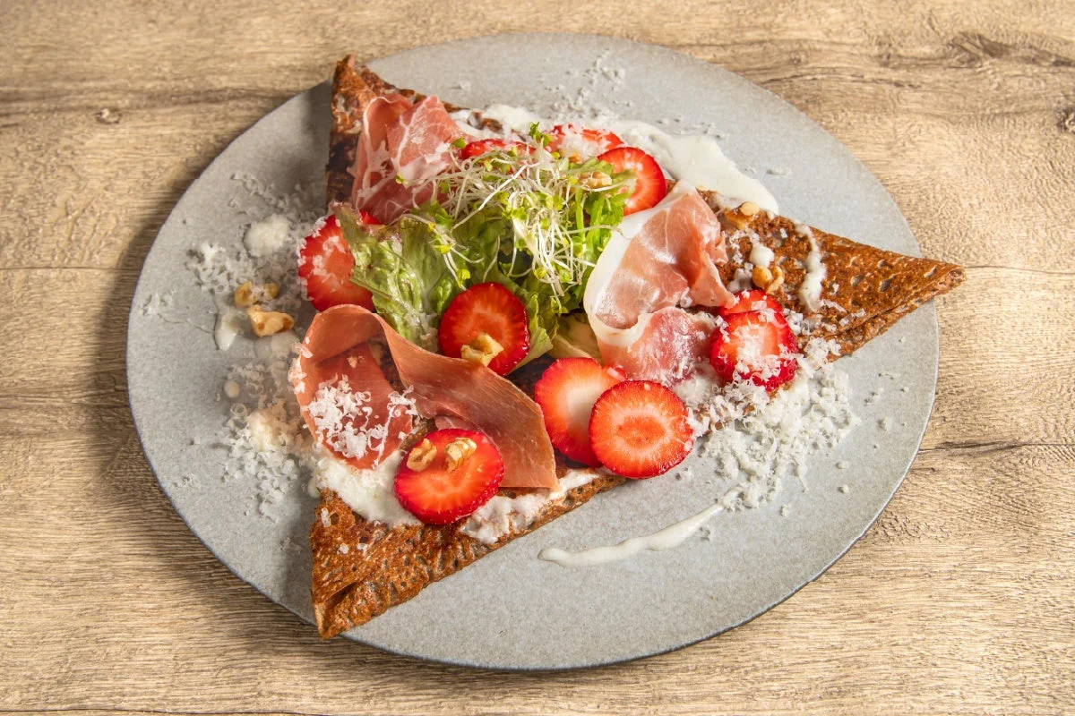 生ハムと苺のサラダガレット 発酵柚子ヴィネグレット